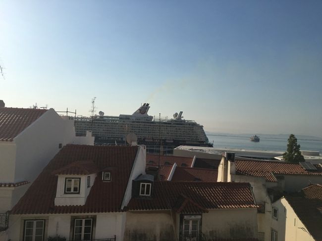 キッチン側ベランダからの眺めです。大型客船が停泊していました。