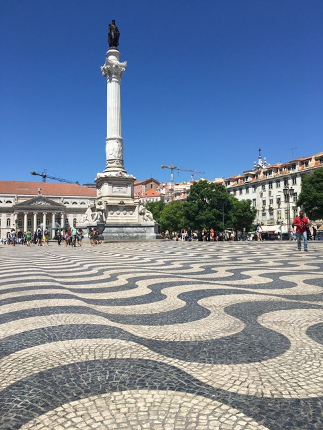 ロシオ広場。マカオっぽい。いや、マカオが後か…<br /><br />このあたりで、地下にもぐり、MTRのヴィヴァヴィジュアンカード（10ユーロ×2枚）を購入。pingo doceのロシオ駅店でも水やら買う。