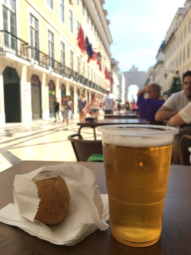 小腹が減りました。超観光客でにぎわうレストランにおひとりさまは、なかなかハードルが高いので、観光客相手の店でバカリャウコロッケ＆ビール（７ユーロ）