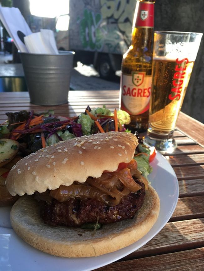 19：00過ぎにアパートを出発。空港まで行く前に、夕飯です。「Cuuzes Credo」というお店でバーガーとビール（11ユーロ）を。おいしかった。しかも、結構混んでいたので、人気店かも。