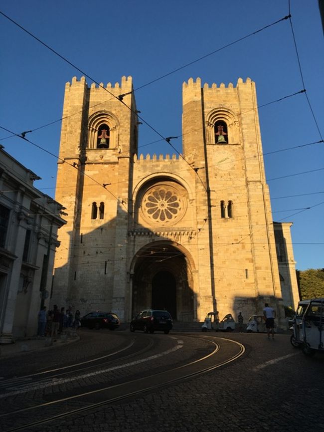 オレンジ色のカテドラルも雰囲気あっていいな…てくてくてくてくと、歩きます。