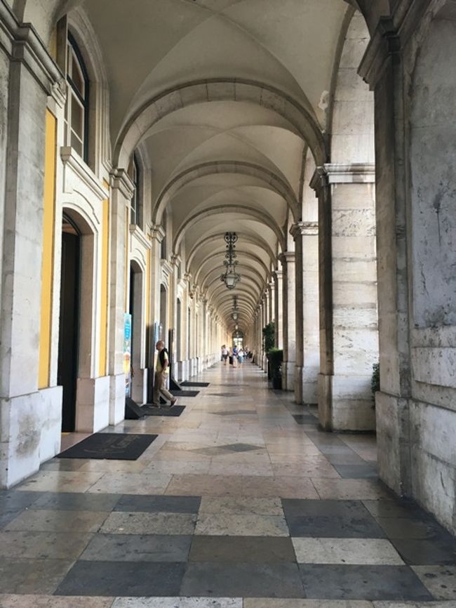 空港バスの停車スポット一覧に、コメルシオ広場停車場もあったので、周辺を探すも見当たらない…。反対方向行きのバス停は見つけたものの、空港行きが見当たらない…（この後、バスに乗ったら「そこ、コメルシオじゃないだろ!!っていう場所にありました…）