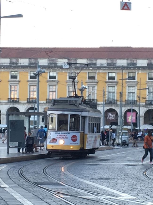 えーーー、どこ？空港バス停？と探しつつも、インフォメーションも閉まっていて、聞けない。もう、その先のカイスドソドレ駅を目指しちゃいます。