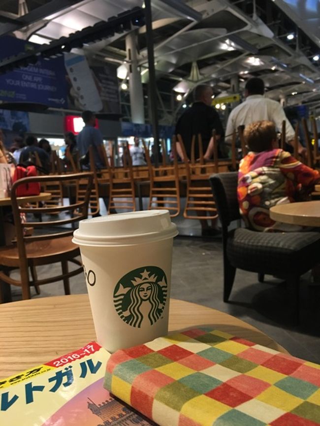 空港着。スタバが思いのほか開いていたので（HPでは23時に閉まるとのことだったのに、夏時間使用？）ゆっくり待ちます。<br />無事、夫と会え、タクシーにて（15ユーロ）アパートまで帰りました。