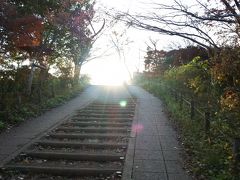 続いて、弘法山へ。

頂上の手前で車を止めて、散策。

長い階段を登ると・・・