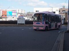 　それでも新宮町にとっては、新宮中央駅とならぶJRの拠点駅。新宮町のコミュニティバス「マリンクス」は福工大前駅にも発着します。相島の渡船場へは、相らんど線第１ルートで10分です。運賃100円、福岡都市圏では珍しく前払い方式なのでご注意を。
　さすがはネコノミクスに沸く島へのアクセスルート。冬場にも関わらず、日野のミニバス「ポンチョ」はほぼ満員の盛況になりました。↓バスの時刻
https://www.town.shingu.fukuoka.jp/index.cfm/1,0,284,325,html