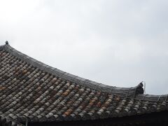 日本最古の飛鳥時代の瓦が部分的に残っている屋根
