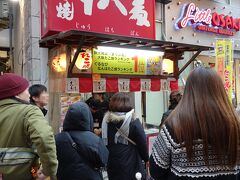 兎にも角にも「後々後悔しないためにも、人気店のたこ焼きを食べたい」と思ったら、目の前に行列が出来てる店があるじゃないですかぁぁぁーッ!?
店頭にも「まっぷる、ぐるなびランキング１位」と書いてあるから間違いありません。早速並んでみます。