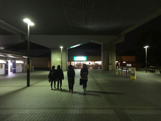 今回のピーチは関空発7時55分なので<br />家を朝？3時半に出発です^^;<br />とりあえずいつも通り東大阪のパーキングで<br />おやつとトイレ休憩。<br />1月の早朝はやっぱり寒い…(>_<)