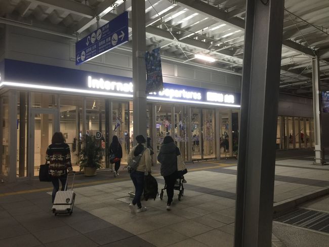 関空第2ターミナルに<br />5時半に到着。<br />風がものすごいっす(o_o)<br />温度計はプラス1度なんですけど<br />体感では氷点下では。