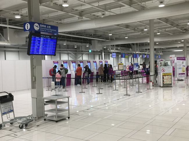 思ってたほどピーチのチェックイン<br />は混んでなかったかな。<br />隣の春秋航空は満員でした。