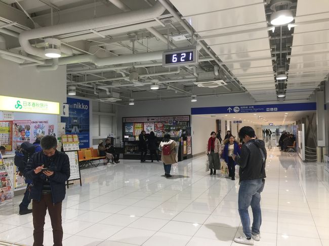 チェックインを済ませて<br />グローバルWi-Fiへ<br />カウンターへ行くと<br />まだ開いてなかった…(･･;)<br />6時半からみたいです。