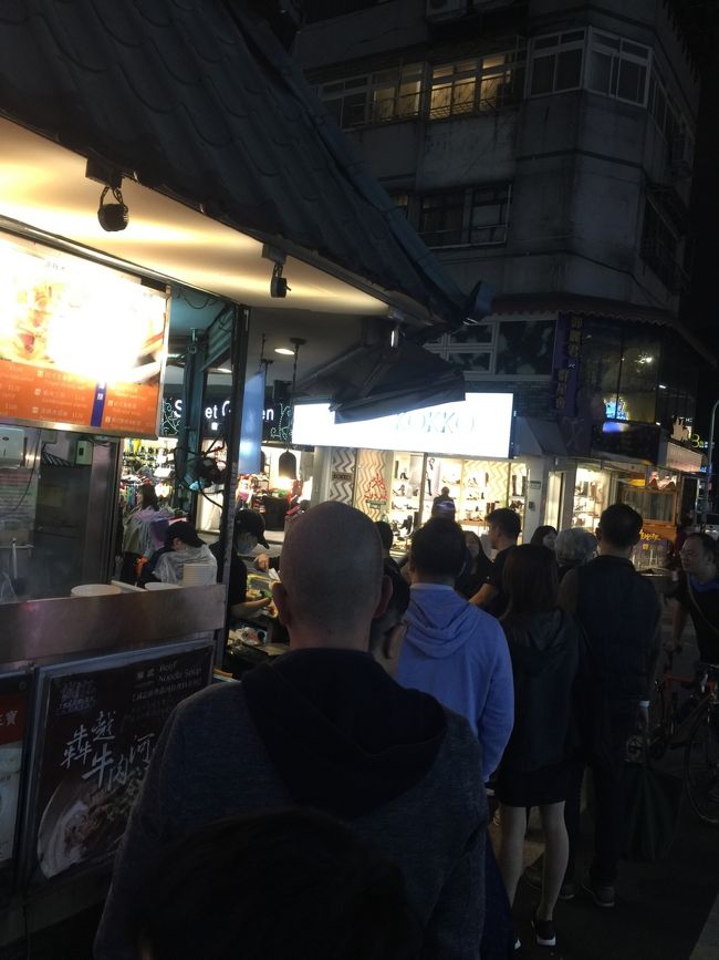 まだお腹に余裕あるので<br />天津葱抓餅へ1人で(^^)<br />夜10時廻ってたけど<br />やっぱり10分ぐらい並びます。