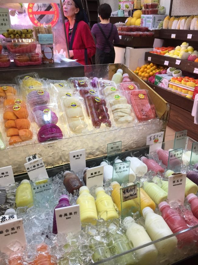 最後は夜食のフルーツを<br /><br />なんだかバタバタの1日目でしたが<br />大人数の旅行は楽しいです(^^)<br />ホテルには12時ごろに帰りました。<br />明日は今回のメインイベントの10分へ<br />