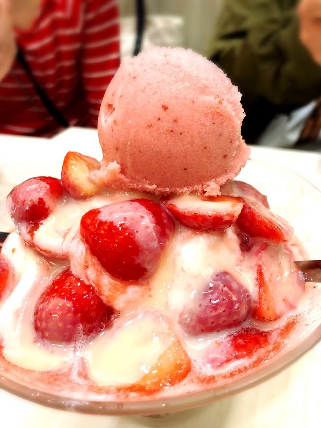 グループのみんなは<br />いちごかき氷を<br />ひと口もらいました^^;<br />季節的にコッチのいちごの方が<br />美味しかったかな（笑）<br />明日はコッチを食べるでー