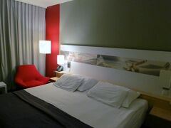 きょうもいったん空港近くのホテルに1泊。
泊まるホテルはHoliday Inn Prague Airport。
