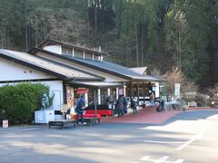 ふじみ茶屋全景
店頭で甘酒や団子、野菜などが売られている。
店内は土産、食事処
トイレ使用可