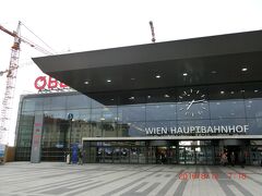 71番のトラムでRennwegまででで、RennwegからSバーンでWien　Hauptbahnhofへ。
ハウプトバンホフが中央駅という意味だとやっと理解した。