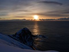 襟裳岬の展望台から見た夕日。
完全に水平線に沈む様子は雲のために見ることができませんでした。
