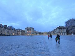 一夜明けて、ヴェルサイユ宮殿へ。８時過ぎに着いたので、開館する９時まで待ちました。