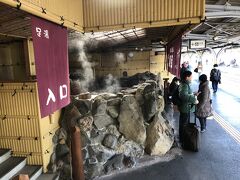 上諏訪駅名物の足湯がホーム脇にあります。