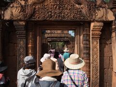 最初に訪れたのは、郊外の赤色砂岩の美しい寺院、バンテアイスレイ遺跡。
「女の砦」の意味を持つこの寺院は、建立当時にアンコール王朝摂政役の王師ヤジュニヴァラーハの菩提寺として建設的されたと言われています。創建は９６７年。シヴァ神とヴィシュヌ神に捧げられた小寺院。

東門から入ります