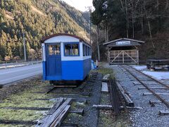 遠山郷温泉 かぐらの湯 から下栗に向かう途中
森林鉄道の車両がありました。
右手の車庫に機関車があって今でも動くそうです。