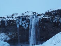 Seljalandsfoss セ-リャラントフォス滝に向かいます

夏は滝の裏側を歩ける珍しい滝ですが、
冬は凍結していて歩けません
ここは裏側から見れるのが　楽しいので　冬はあまり楽しくないです
 
ツルツルしている所もあり 歩きにくい
どなたかのブログで、ここで足を捻挫したと書いてあったので、注意です
トレッキングシューズでもツルツルなので、アイゼンが付いてないと、すべります
 
寒いのに、飛沫が飛んでくるので、寒いったらない