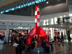 大きくてキレイなブリュッセル空港。こちらはタンタンのロケット。