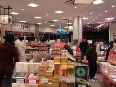 店内では、関西、中部のお土産がエリアごとに分かれて色々と売っていて、見てるだけでも楽しかったです。　最初で最後の休憩だったこの土山SAでは時間が40分もあったのでゆっくり出来ました!