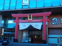 富士山駅の入口には、赤い鳥居が。　初めて日本に観光に来た外国人観光客、まずこの場所で写真撮りそう。