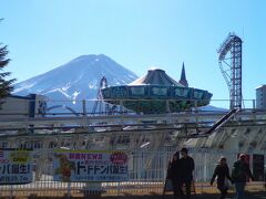 雄大な富士山をバックに、メルヘンの世界…と思いきや、Crazy過ぎる絶叫マシンがいくつか写ってますね。　