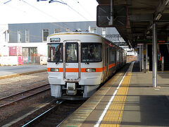 【2017年12月29日】
　年末の帰省ラッシュで新幹線の混雑が予想されたため自宅を早朝に出発しました。前日は仕事納めでしたが思いがけず深夜残業となり睡眠不足です。東京駅はホームへの入場規制が行われかなりの混雑でしたが幸い自由席の座席を確保でき名古屋までの移動中に睡眠をとることができました。
　名古屋から鉄道で飛騨に行くのであれば岐阜へ行くのが普通ですが、今回私はあえて中央本線で多治見へ移動。ここから旅行をスタートさせました。多治見駅で富山までの切符を購入して太多線の岐阜行き列車に乗車します。