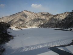 12/30　野岩鉄道・湯西川駅出てすぐに見える『湯西川ダム』（凍っている？？）