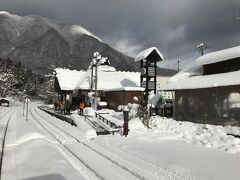 雪深い湯野上温泉駅