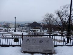 元町の高台に登ってみます。

元町公園から街の白さを。