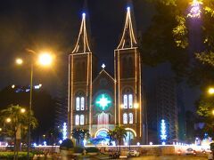 サイゴン大教会がライトアップされていた。

歩きまくって疲れたのでカラベルホテルに戻って就寝。
