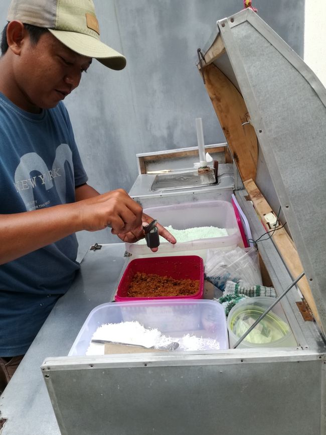 ぴーーぴーーーっ<br />なんか、変な音がしてますよ。<br /><br />移動式お菓子屋さんです。<br />クエプトゥです。<br />10個10000Rpです。<br />甘さ抑えめでうまいです。<br />５個なら5000RPですからね(*'▽')<br /><br />