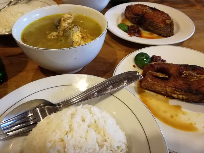 Warung Mak Beng<br />https://goo.gl/maps/EyD9utCWjEn<br /><br />レンボンガン島から帰ってきたら夕飯時間だったのでサクッと立ち寄り飯です。<br />おかげさまでビール置くようになりました。良かったです。<br />マクベンもお店を拡張＆改築しました。<br />一枚板のテーブルがすてきです。(^^)/