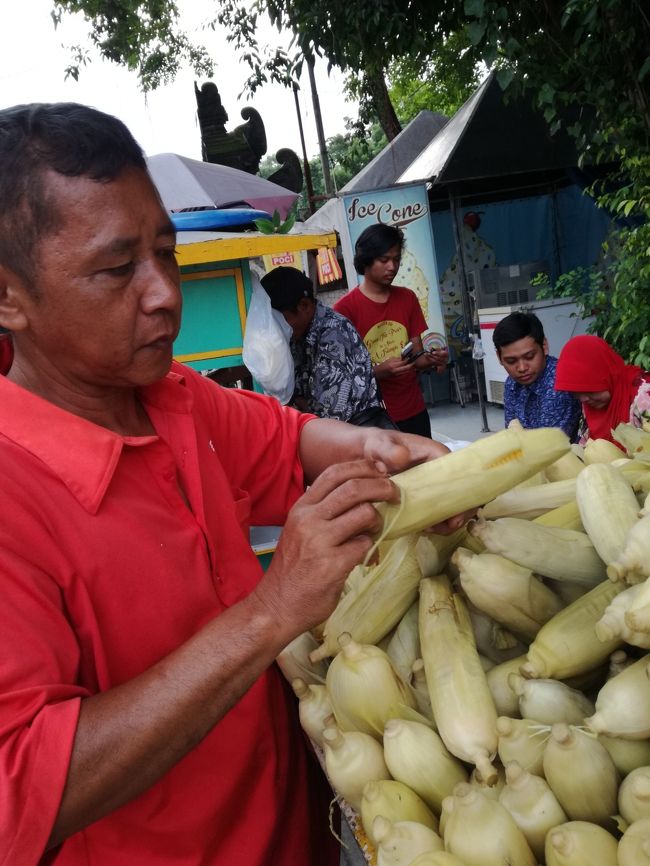 Matahari Terbit <br />デザートは蒸しトウモロコシby　夫。<br />場所はマタハリタルビット。<br />プラマ社の脇の小道を「え？いいの？」と言う感じの道です。<br />ズンズン入って行くと、どん突きを左　そして右です。<br />広場に出ます。