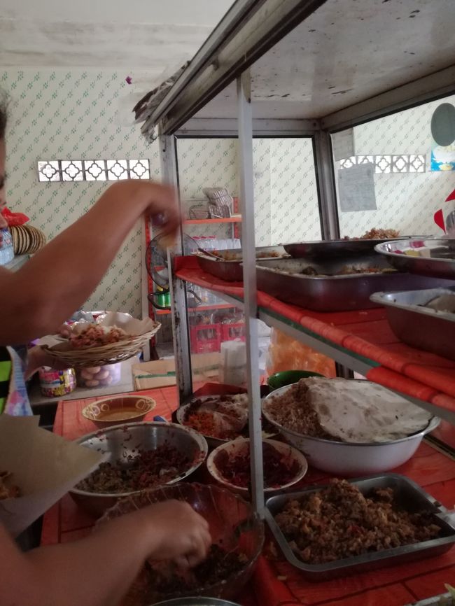 「持ってくの？ここで食うの？」<br />（ブンコス？マカンディシニ？）<br />「ここで食いまーす、２人分だよ」<br />（マカンディシニ　ドゥアポルシ）<br />「辛くすんの？ラワールメラ食えるの？(笑)あんたたち日本人でしょ？」<br />「ぢゃ、こっちはラワールプティでよろしくね」<br />（血の入ってないラワール＝白ラワール）<br />白ラワールはもちろん夫のナシチャンプルです。