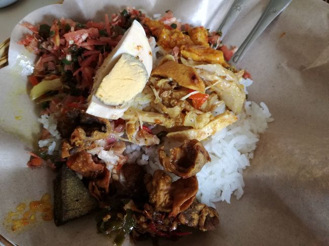 このワルン学生が多く食べにきたり、持ち帰ったりします。<br />学生が多い＝間違いない　と私が勝手に思っています。<br />それから意外とグーグルマップの写真は侮れません。<br />写真を見たら、どんな物食わせてくれるか、ひと目でわかりますからね。