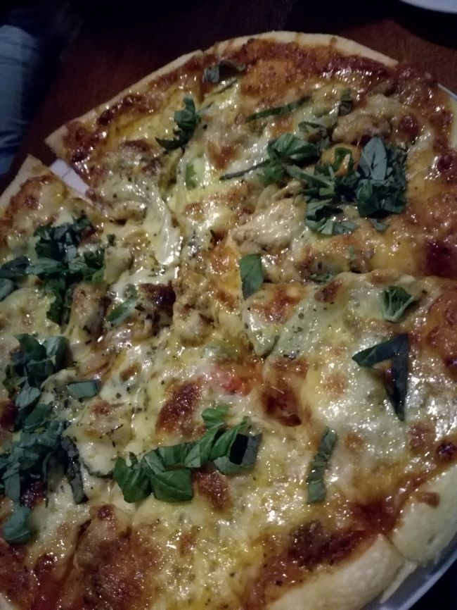 今回、滞在中２回行きましたが、<br />２回とも日本のお客様がいらっしゃいましたよ。<br />どうやってこの店を知りましたか？って聞いてみました。<br />インターネットで調べたそうです(笑)<br />トリップアドバイザーで上位店らしいです。<br /><br />このpizzaはアヤムベトゥトゥのpizzaです。<br />パパピザのオリジナルです。<br />何種類かあるオリジナルがお勧めです。<br />