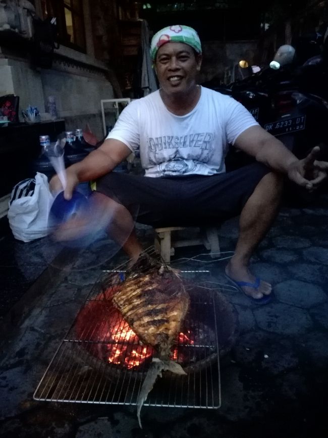 はい！ここは！！サヌールの守護神<br />Rika Homestay<br />https://goo.gl/maps/CjcMGffoxdM2<br /><br />毎回毎回、こちらのペスタ（party）にお呼ばれするたび、<br />RIKAご家族のファンになっていきます。<br />（あーー、本人には言わないでね、すぐ調子にのるので(笑)<br />こちらのご主人、どうもうちの亭主と趣味嗜好が同じようで・・・爆<br />つける薬のない病気ですか・・・ははは