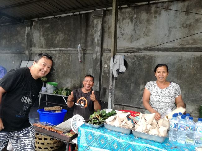 毎朝、サテ＆ロントンを購入します。<br />素敵なご夫婦です。<br />10本10,000Rpでしたよね。