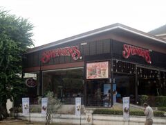 でオヤジ、心にも余裕ができたので少しだけ贅沢したくなりました。
それは「甘い物が食べたい」です。

なので目の前の「Swensen`s＆The Pizza Company」に入店。