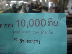 その先にフードコートがあるので、先ずはクーポン(金額式の食券)を購入。
１万Kip単位で購入し、残れば現金と交換してくれます。