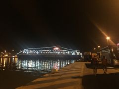 ≪Piraeus港で夜行フェリーに乗る≫ Blue and white travelのスタッフに乗船は1時間前と聞いていたので23時ころ乗船。が、もうすでにたくさんの人がソファーや地べたに陣取っていました。
夜の港はなにか哀愁といいますか・・情緒あるいい雰囲気。

