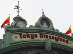 本日はディズニーランドが目的地。バスではありません。パークのオープンは8時30分。これからセキュリティ、開園まで待ちます。セキュリティチェックはオーランドより甘い印象です。それだけここは平和ってことかな。
パークのインフォメーションのリーフレットは、英語・中国語・韓国語がありました。