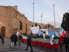 外に出てくると、前の共和国広場で、イタリア国旗などを持った人たちのデモ行進に出くわしました。